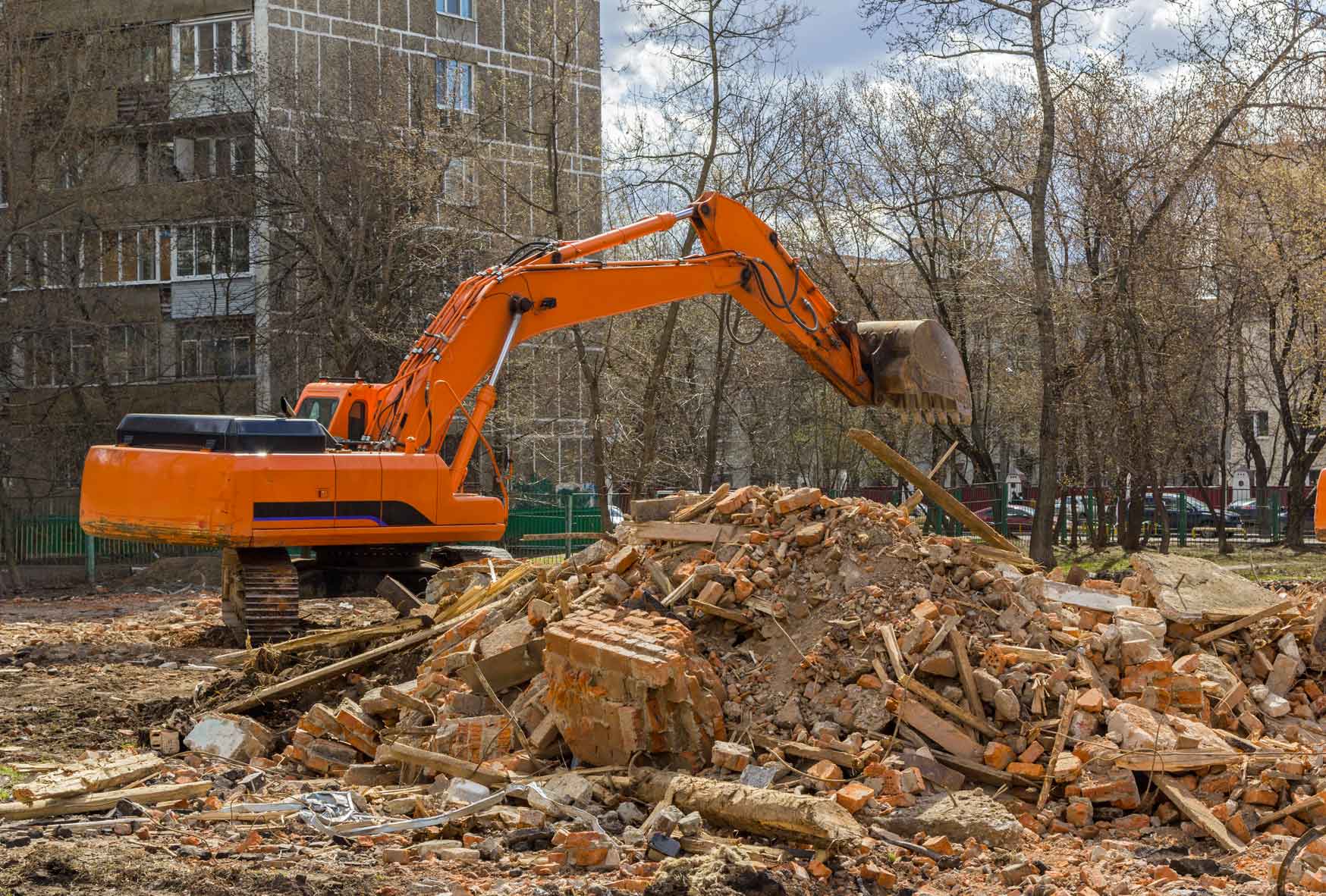 После строй. Снос гусеничным экскаватором. Вырезали строительная техника. Убирает строительный мусор. Колесный экскаватор. Удаление строительного мусора.